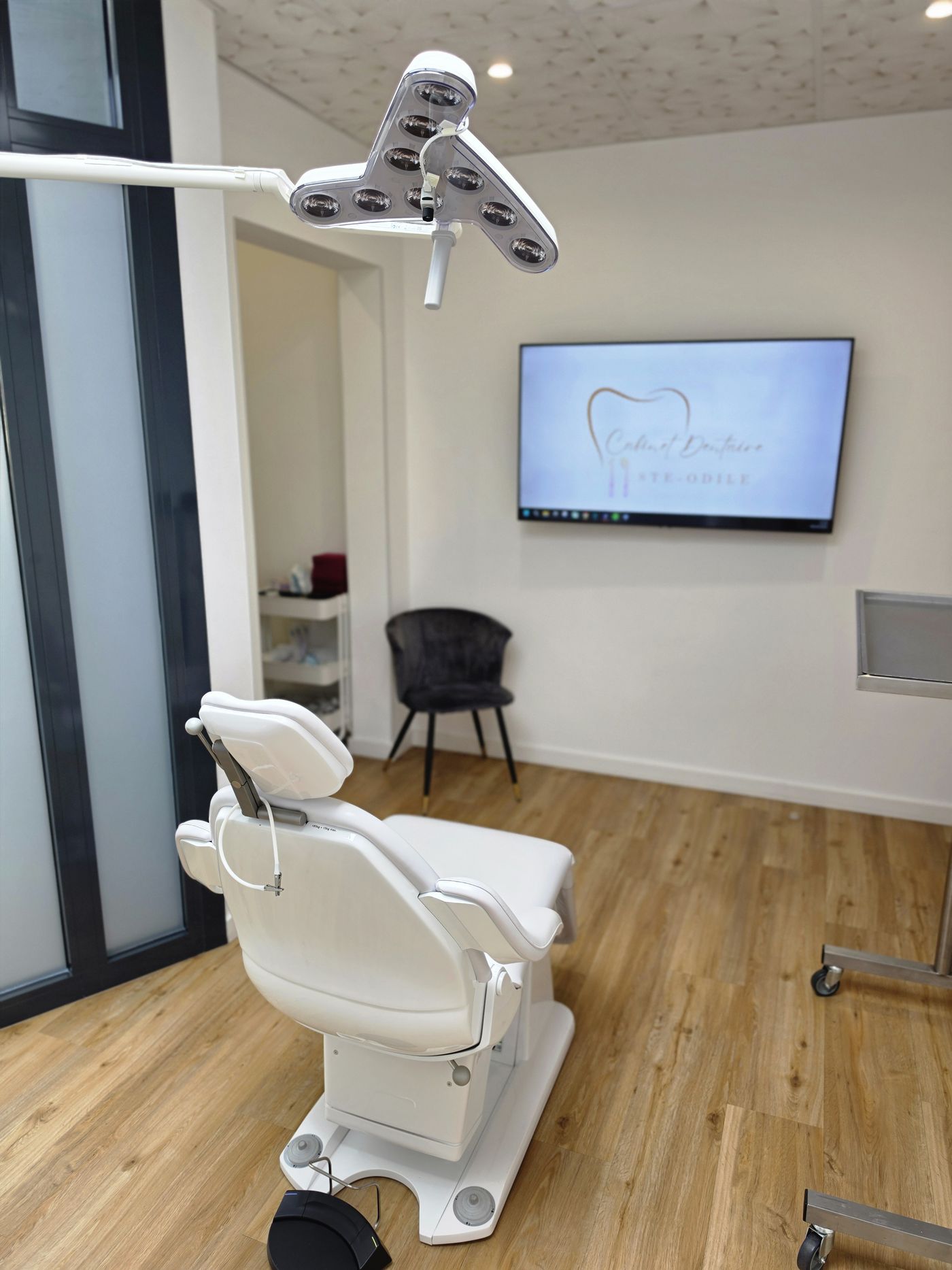 Bloc opératoire avec scialytique et fauteuil chirurgical