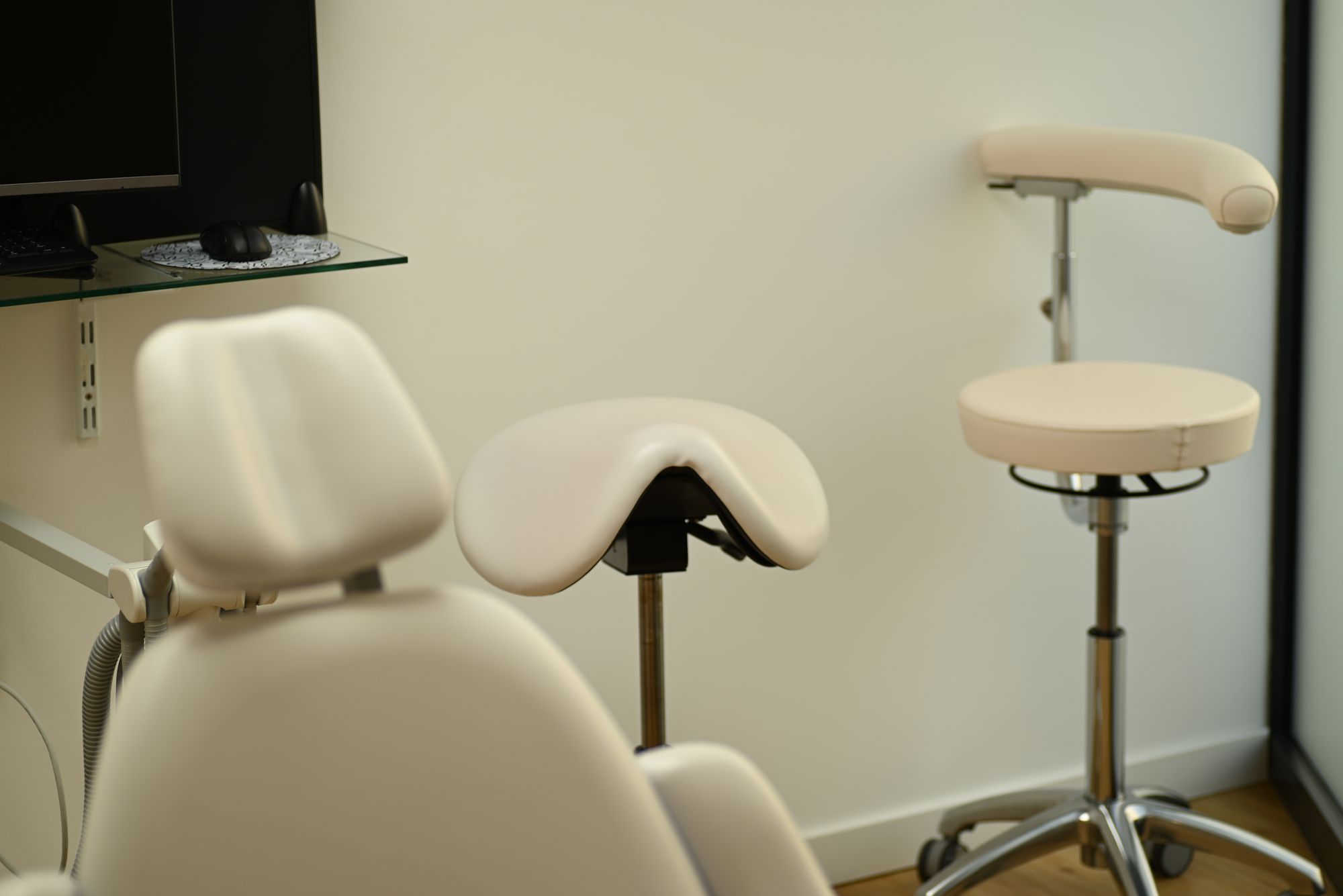 Fauteuil et tabourets de praticien