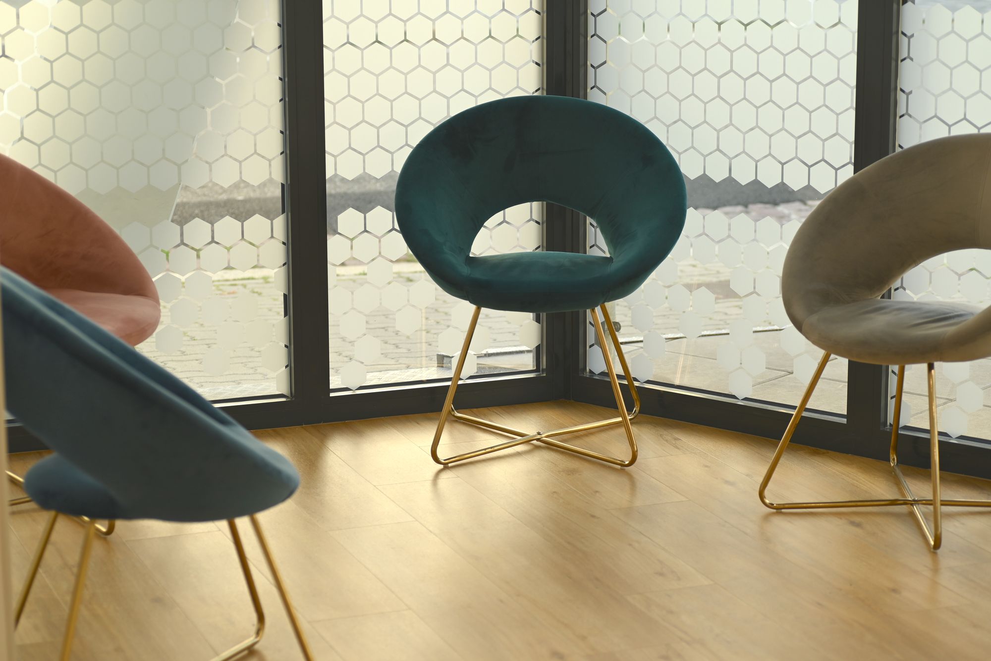 Fauteuils en velours de la salle d'attente