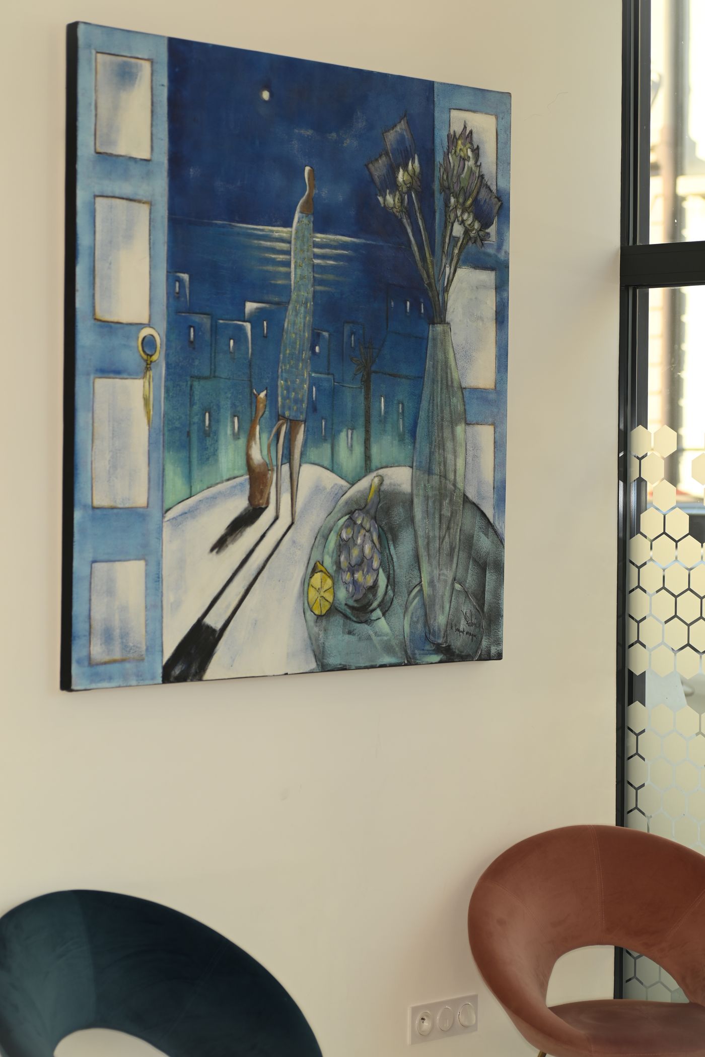 Salle d'attente avec tableau et fauteuils en velours