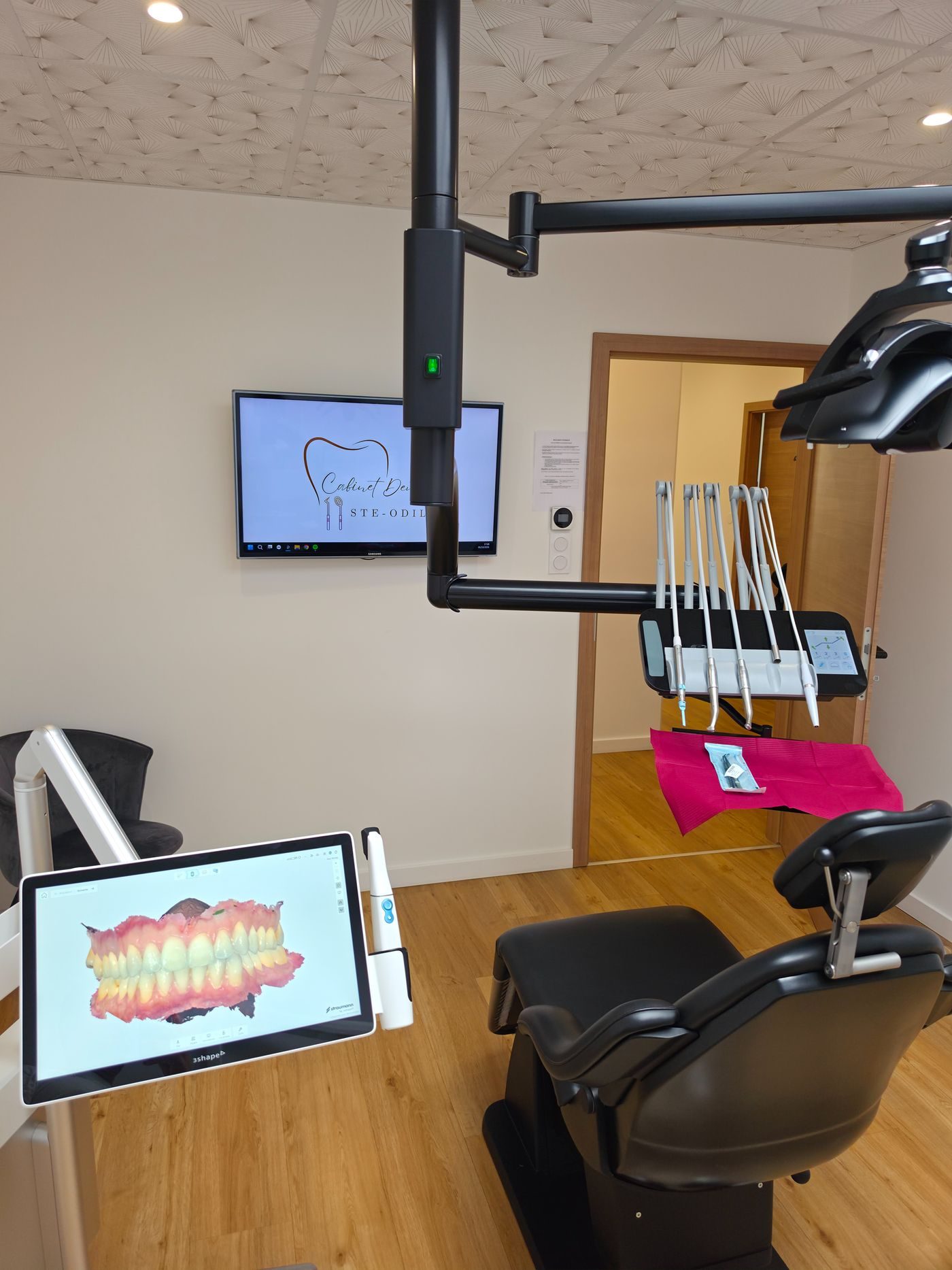 Salle de soins avec unit, écran et caméra d'empreinte optique